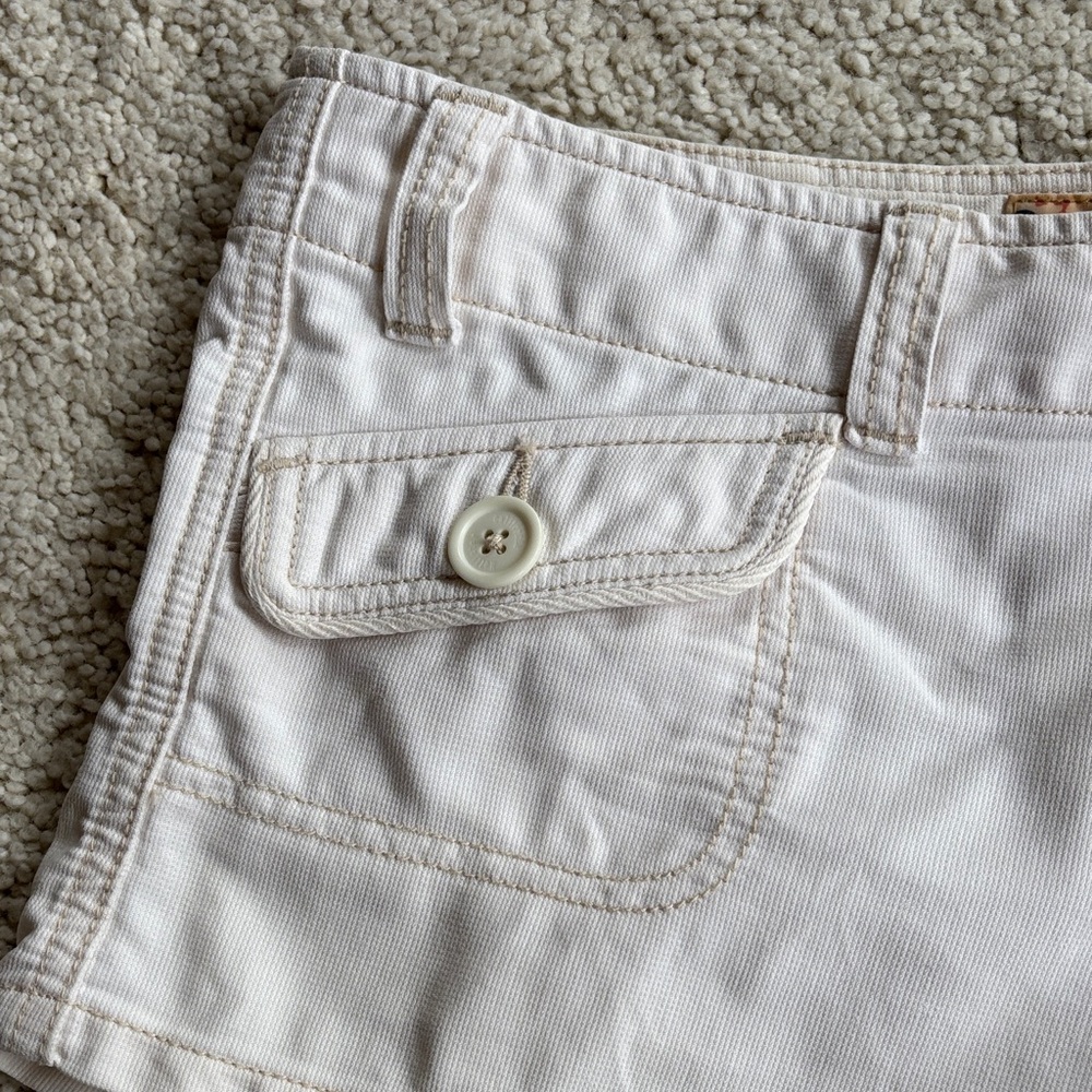 Vintage Hollister Women's Cream Cargo Shorts - Picture 4 of 12